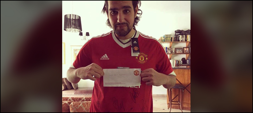 Shahbaz Taseer gets signed jersey from Manchester United