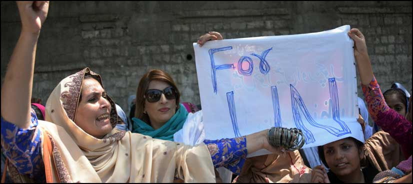 Kashmiri women offer bangles to Ban Ki-Moon over inaction