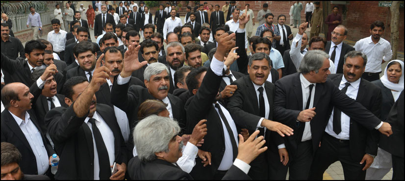 Lawyers across Pakistan boycott courts after Quetta blast