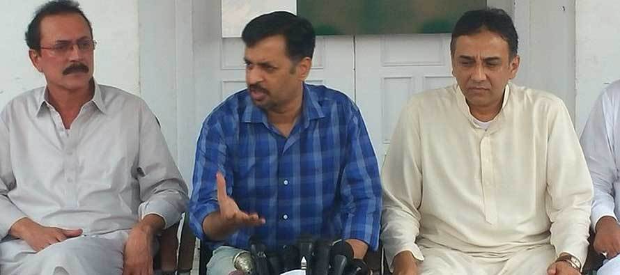 Mustafa Kamal takes to streets, chides Altaf Hussain