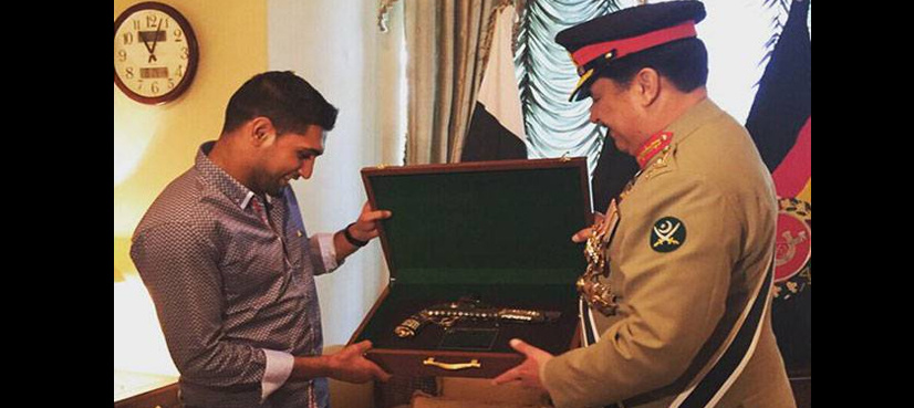 General Raheel Sharif gifts antique pistol to boxer Amir Khan