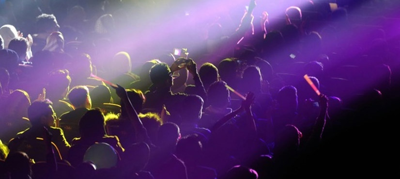 Singer suffers cardiac arrest at concert