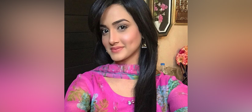 Watch model Kiran Tabeer dubsmash Pakeeza song during rain