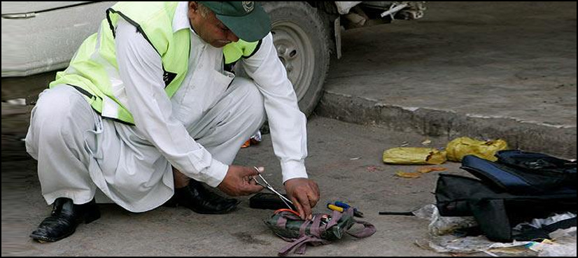 Peshawar: BDS personnel de-fuse bomb without safety kit