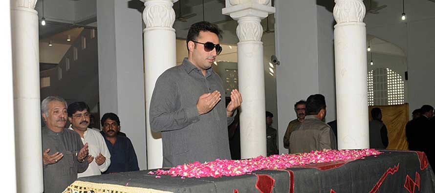 Bilawal visits mother, grandfather's graves in Garhi Khuda Bux