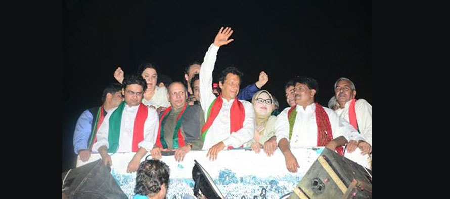 Imran Khan demands PM's resignation over Panama papers link