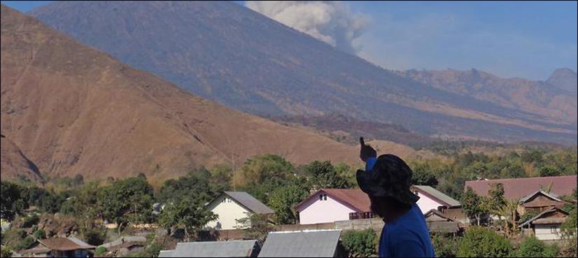 Hundreds of tourists flee volcano at popular Indonesia hiking spot