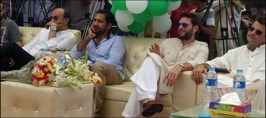 Afridi grooves on 'Abhi Toh Party Shuru Hui Hai', Sarfaraz shies away