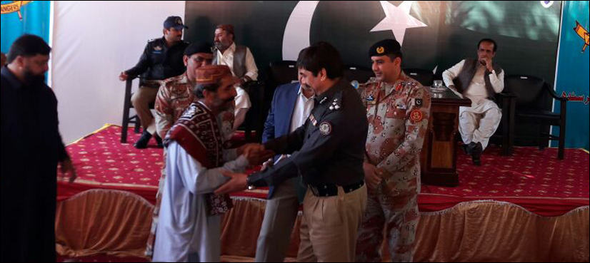 16 dacoits lay down arms in Sukkur