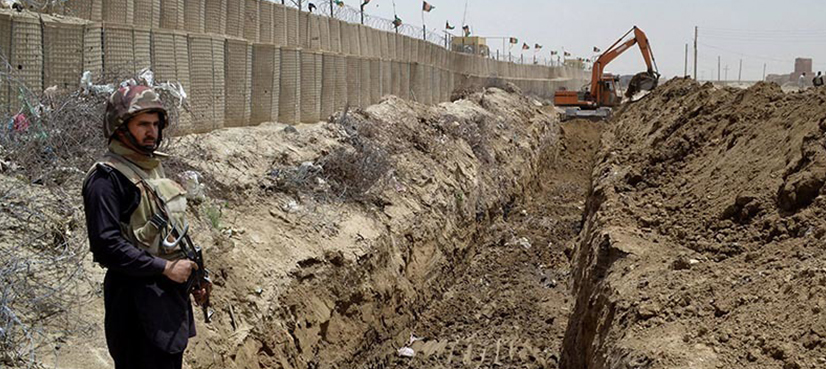 Pakistan building border fence with Afghanistan