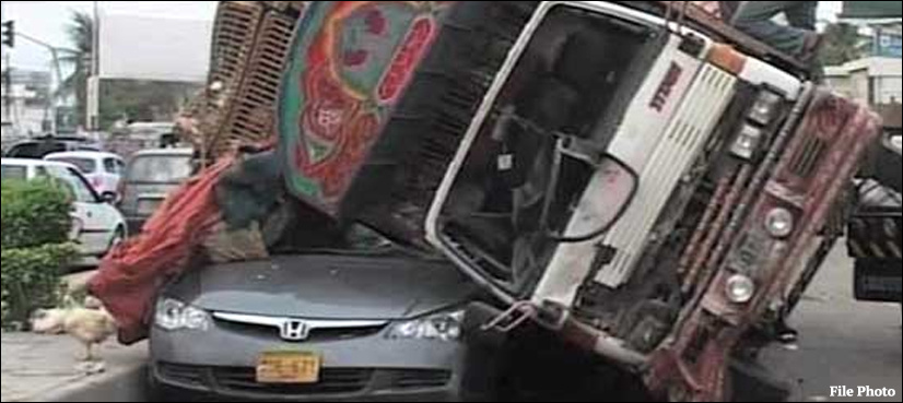 Five die as truck collides with pickup at Karachi's ICI bridge