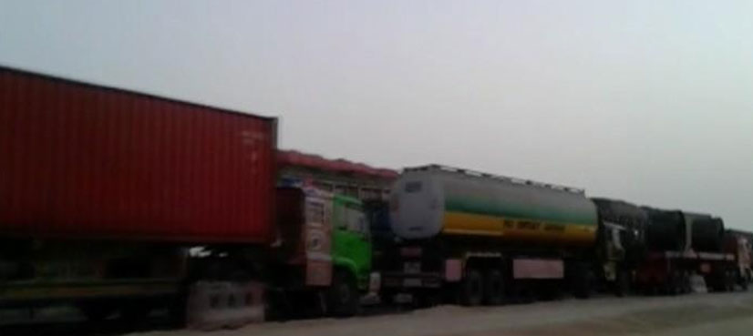 Massive traffic jam on Karachi-Hyderabad motorway continues