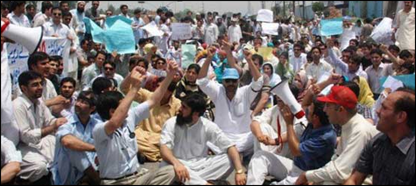 Police baton-charge protesting doctors in Peshawar