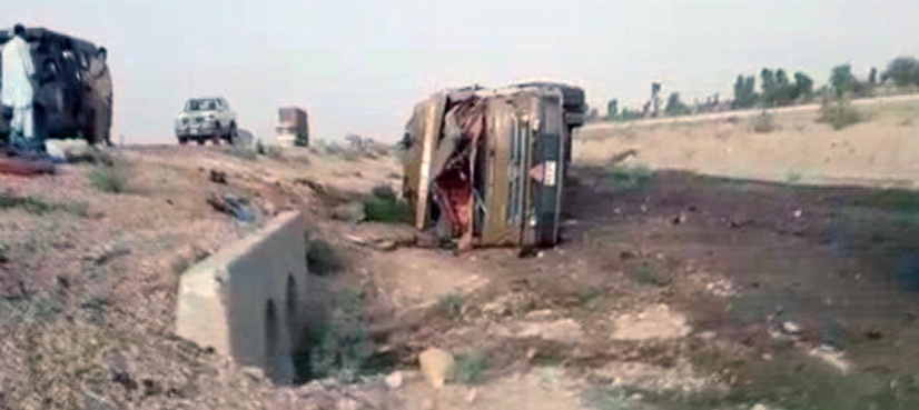 Oil tanker overturns in Rahim Yar Khan