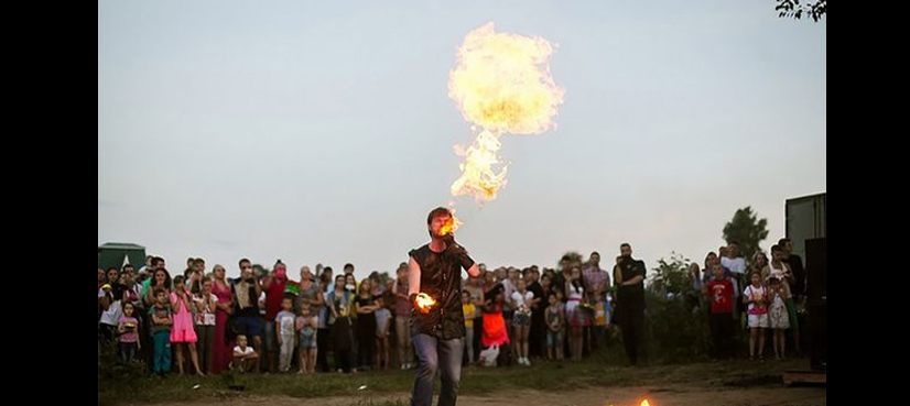 VIDEO: Fire breather sets his face alight during Russian festival performance