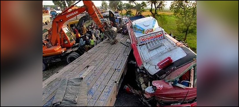 Thirteen die in two road accidents in Punjab