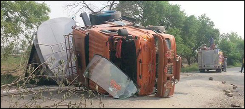 Oil tanker overturns in Attock, halts traffic movement