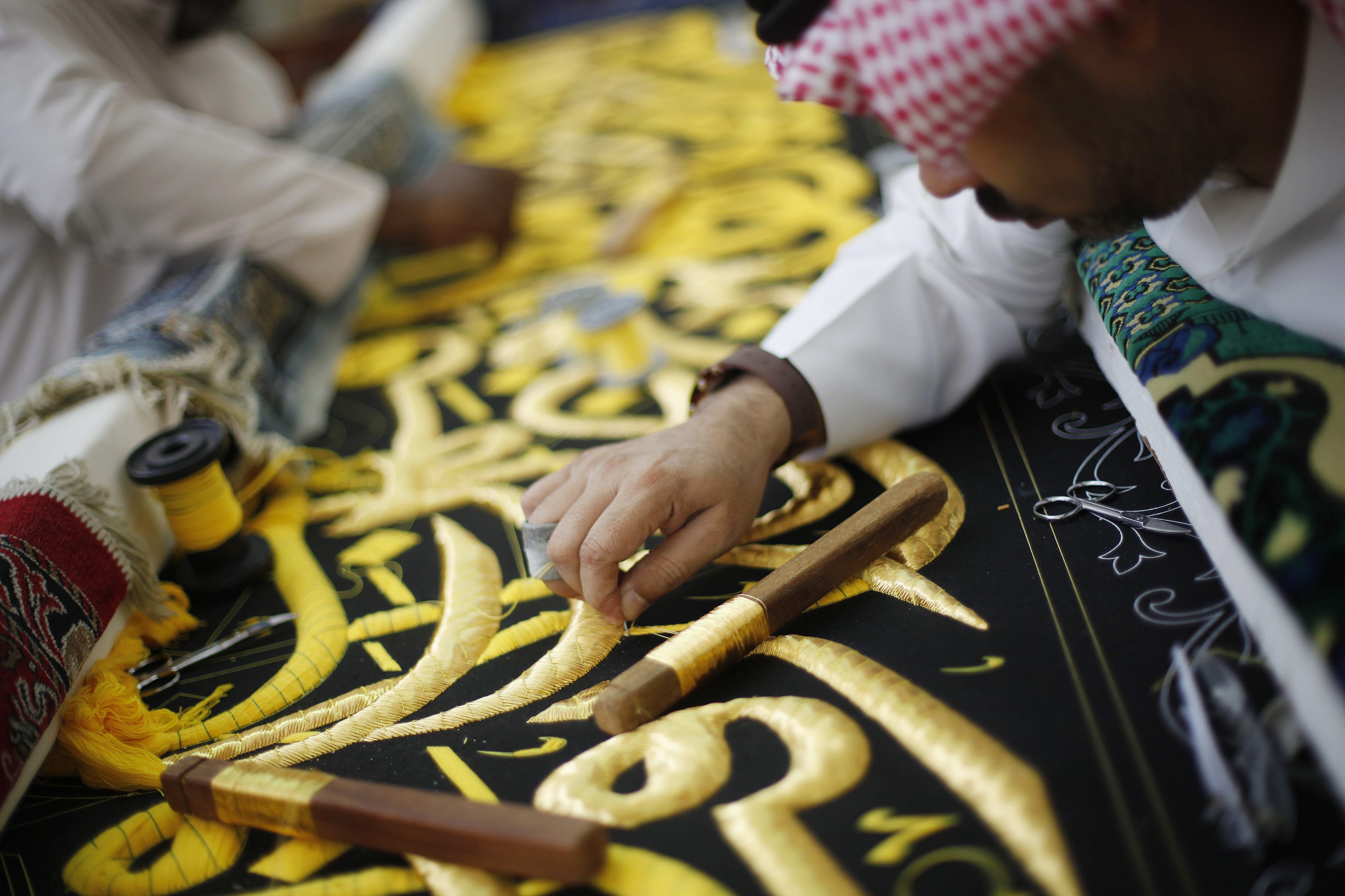 Ghilaf-e-Kaaba changed as pilgrims gather at Mount Arafat