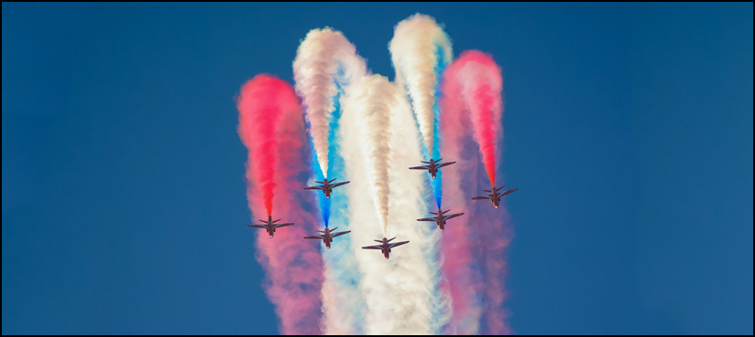 UK’s Red Arrows presents stunning air show at Karachi's sea view