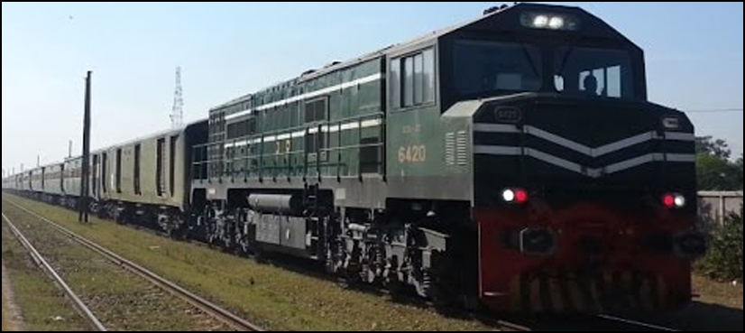 Khyber Mail narrowly escapes accident in Karachi