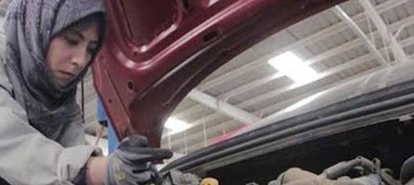 Female mechanic breaks social barrier in war-torn Yemen