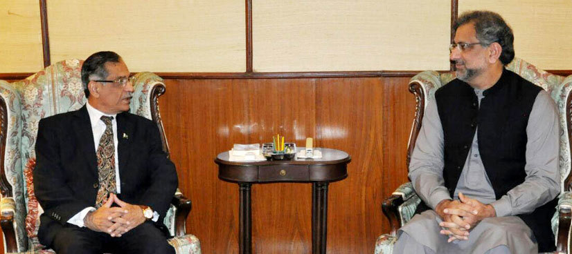 PM Abbasi calls on CJP at Supreme Court