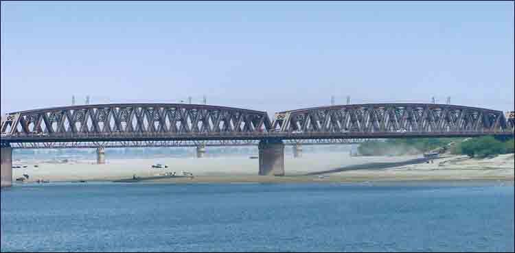 Indus in high flood at Kotri, drops to normal at Sukkur, Guddu