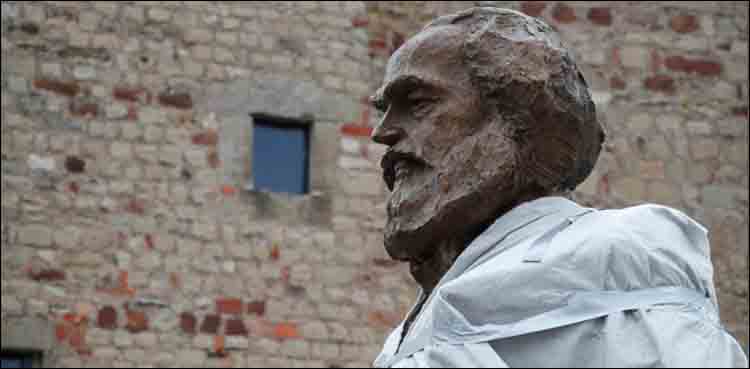 Huge statue of Marx, a gift from China, erected at his German birthplace