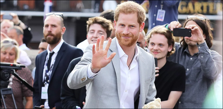 Prince Harry greets Windsor crowds ahead of UK wedding extravaganza