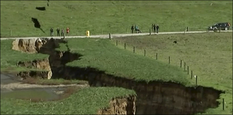 Massive ‘mysterious’ sinkhole splits New Zealand farm into two