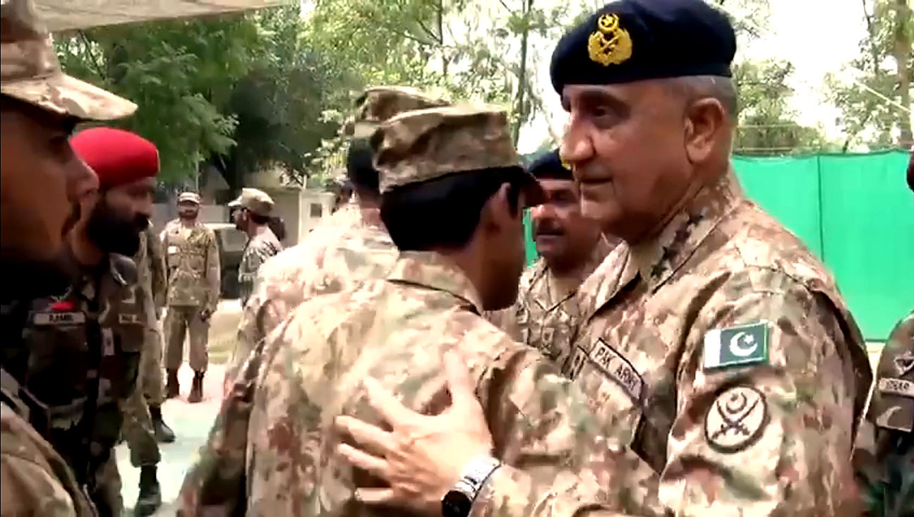 Army chief celebrates Eid with troops on LoC