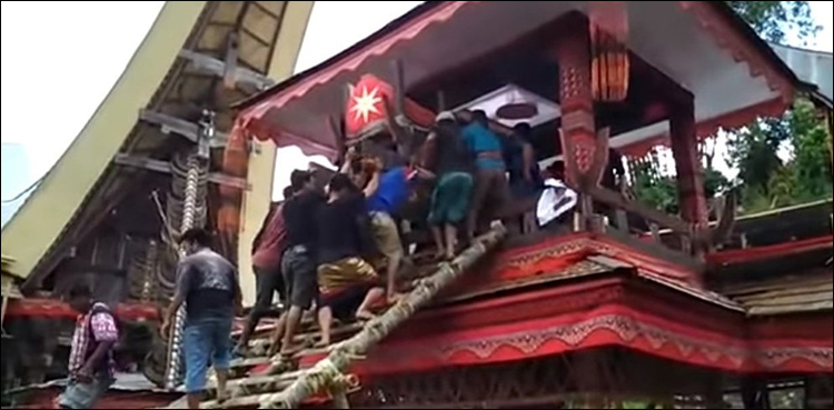 Indonesian killed by his mother's falling funeral coffin