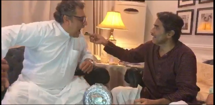 WATCH: Javed Miandad prepares pan for Imran Khan
