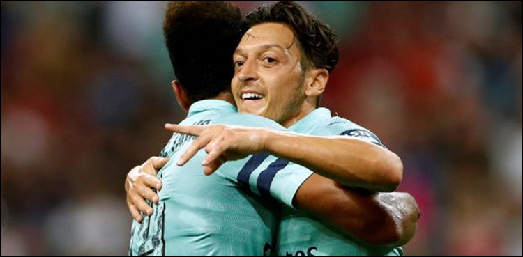Ozil shines on return as Arsenal crush PSG in Singapore