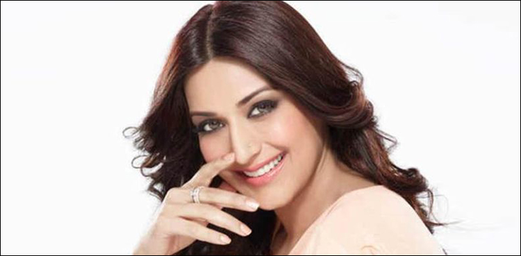 Sonali Bendre gets haircut for cancer treatment, shares emotional message