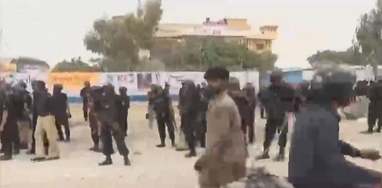 One dead as drug peddlers use ‘automatic weapons’ against police in Karachi