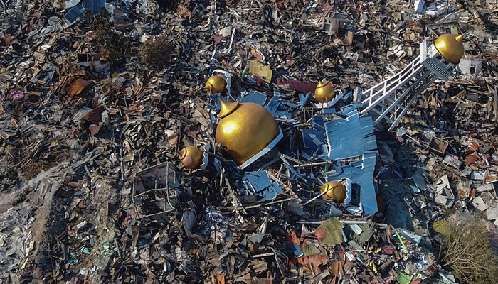 Quake-hit Indonesia buries dead in mass grave