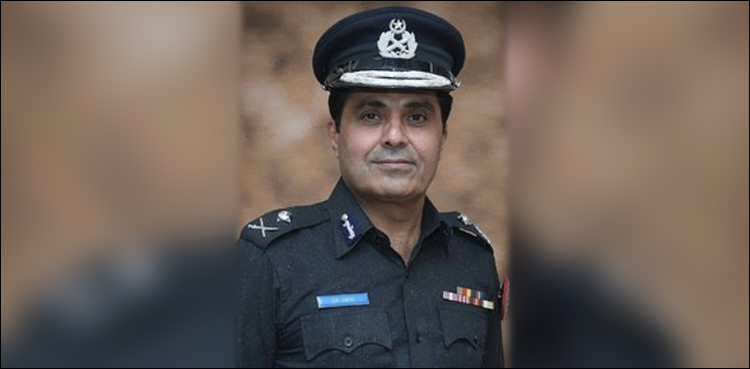 Karachi police chief warns strict action against cops violating traffic laws