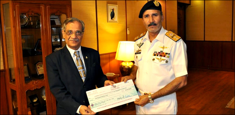 Chairman KPT presents Rs137 mn cheque to CJP for dams fund