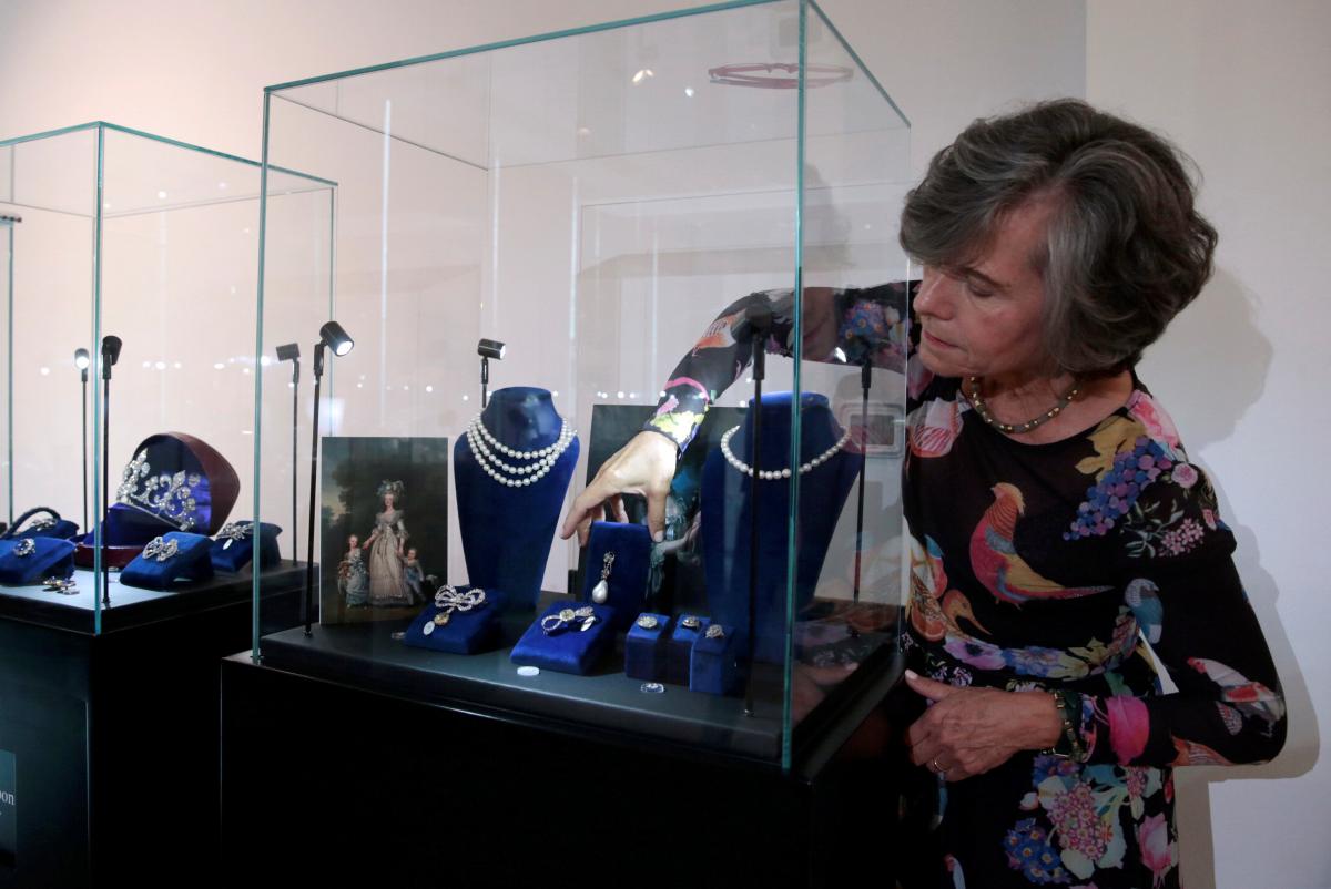 Marie Antoinette's jewelry on display in Dubai before auction