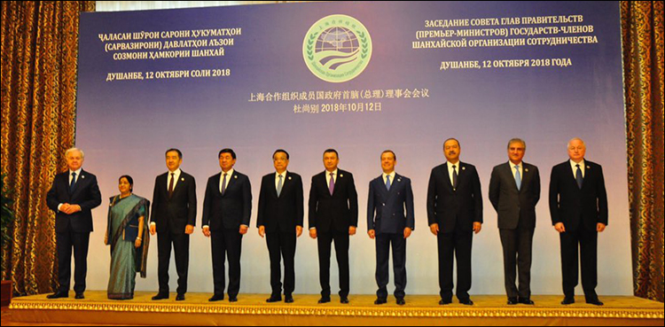 ‘No’ to meeting, Yes for ‘family photo’: Qureshi, Sushma clicked together at SCO