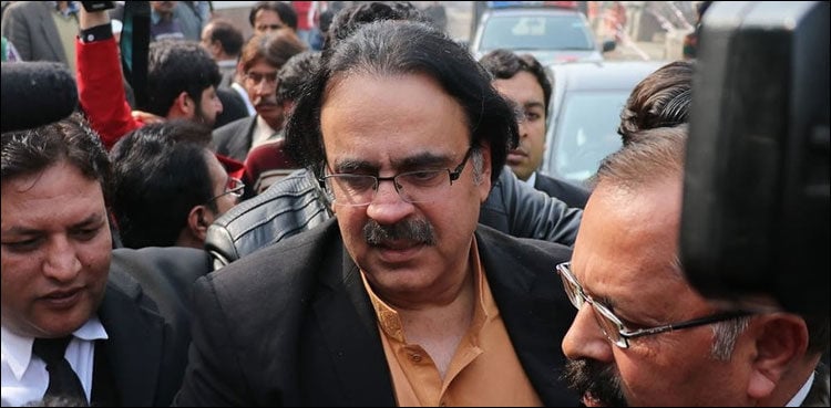 Case registered against Shahid Masood for snatching journalist’s cellphone during coverage