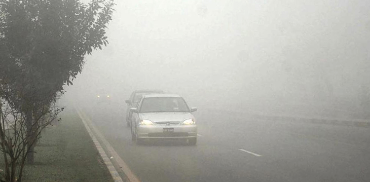 Fog engulfs Punjab, Peshawar motorways, results poor visibility