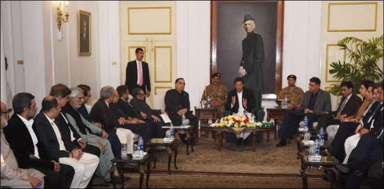 PM Imran, Karachi businessmen agree to expand tax base