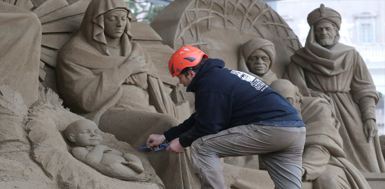 Vatican city's St. Peter's Square gets 720-ton sand nativity scene