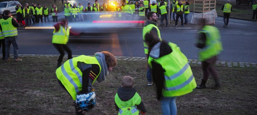 France's 'yellow vest' protesters gather on decisive weekend
