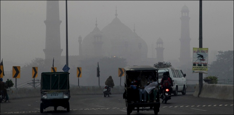 Foggy conditions hamper visibility level in several areas of Pakistan