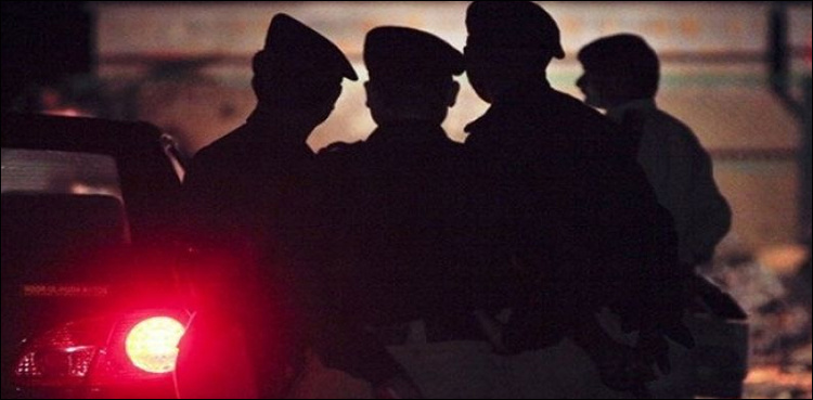 Woman looting people by impersonating cop caught in Gujranwala