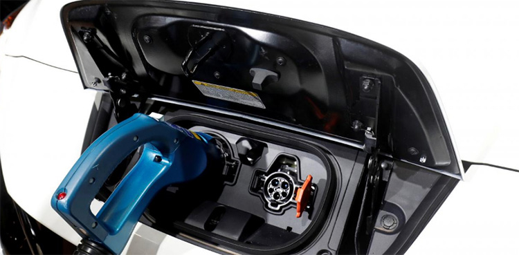 BP forms Chinese venture to build electric-vehicle charging hubs