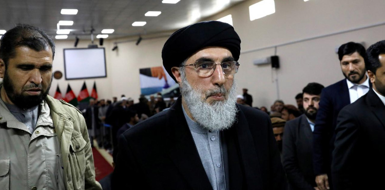 Hekmatyar holds meeting with Qureshi in Foreign Office visit